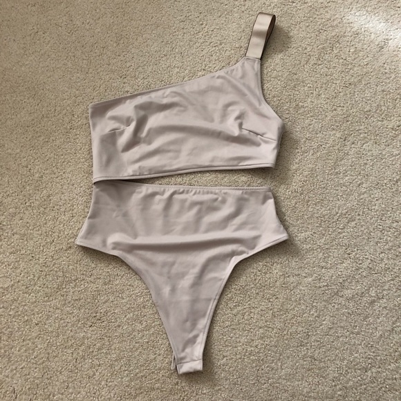 🆕 VS Cut out one shoulder body suit - Picture 3 of 4